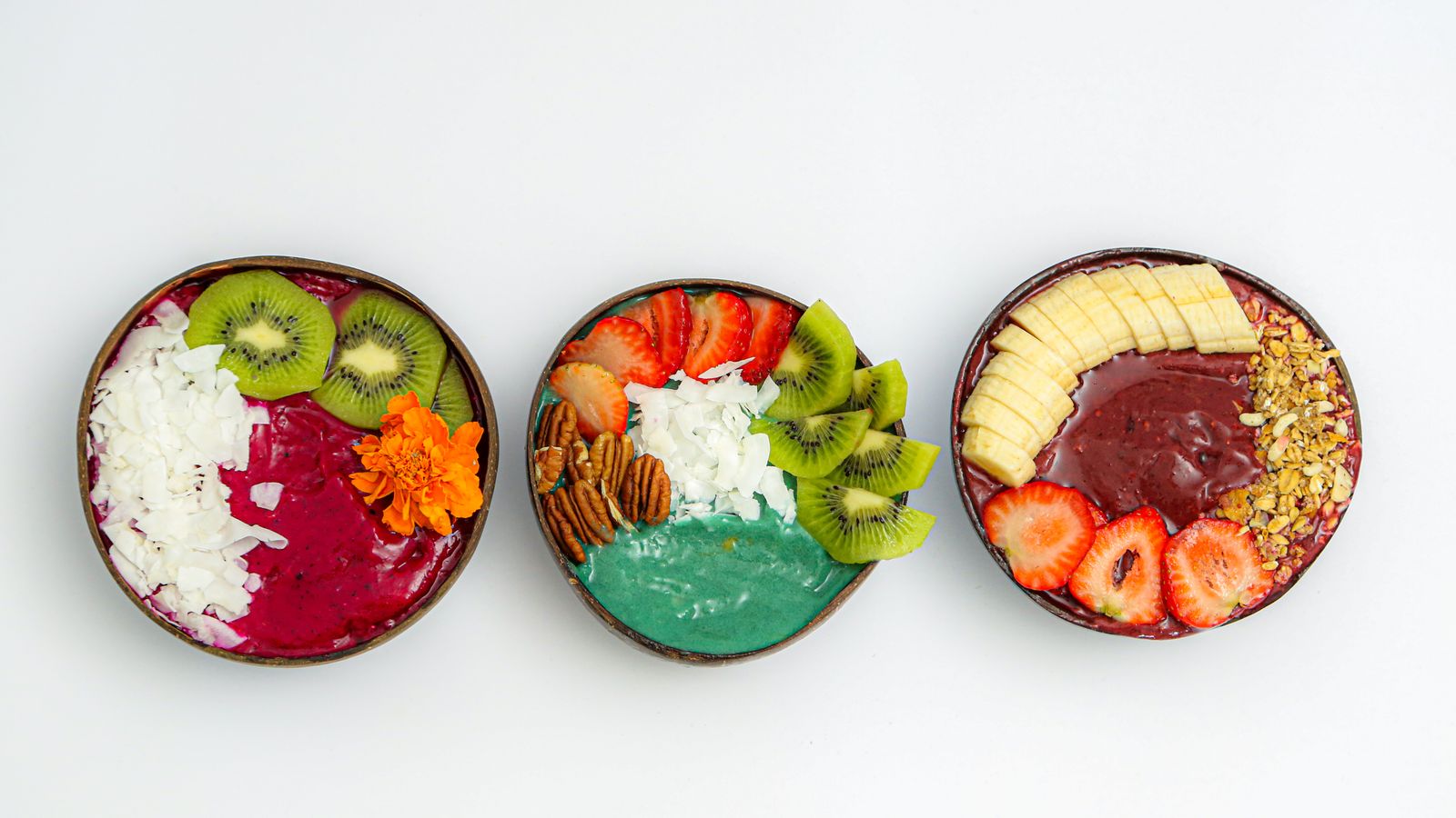 Três tigelas de açaí com montagens diferentes