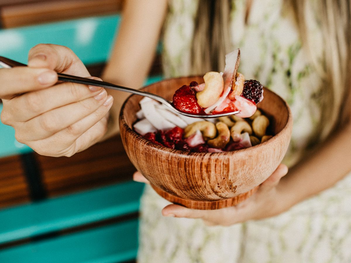 Tigela de açaí servida em mãos